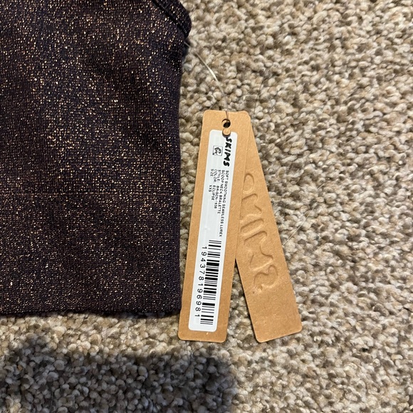 SKIMS SOFT SMOOTHING SHINE SCOOP
NECK BRALETTE Eclipse XS- NWT** discontinued - Picture 5 of 5